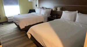 holiday inn express and suites greenwood by ihg