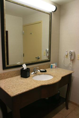 hampton inn and suites west point
