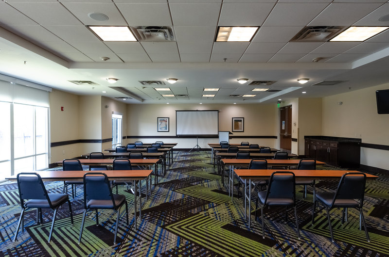 holiday inn express and suites atlanta airport west