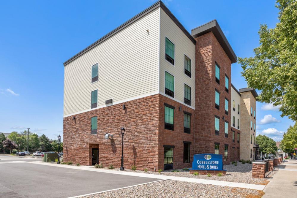 cobblestone hotel and suites de pere