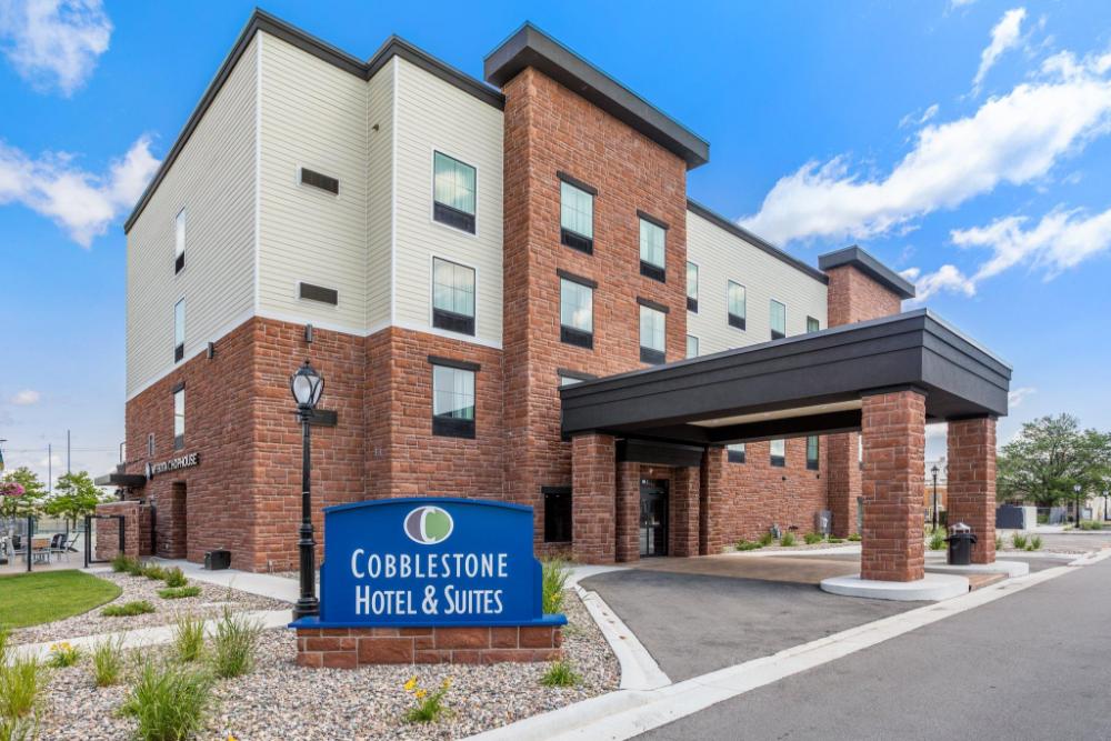 cobblestone hotel and suites de pere