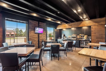 cobblestone hotel and suites de pere