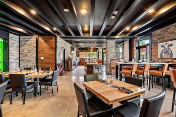 cobblestone hotel and suites de pere