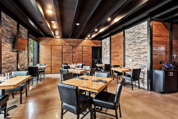 cobblestone hotel and suites de pere