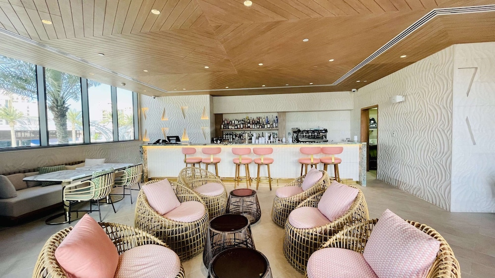 lux iconic views at palm tower suite 2