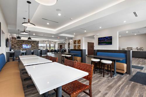 creekside hotel parkville