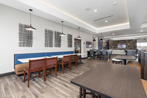 creekside hotel parkville