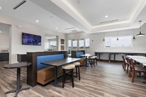 creekside hotel parkville