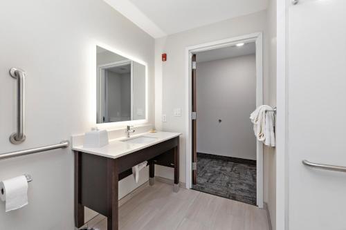 creekside hotel parkville