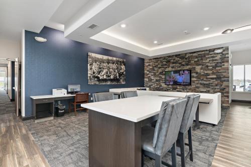 creekside hotel parkville