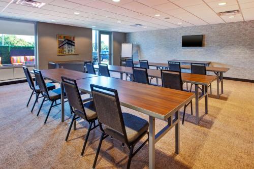home2 suites by hilton grand rapids south