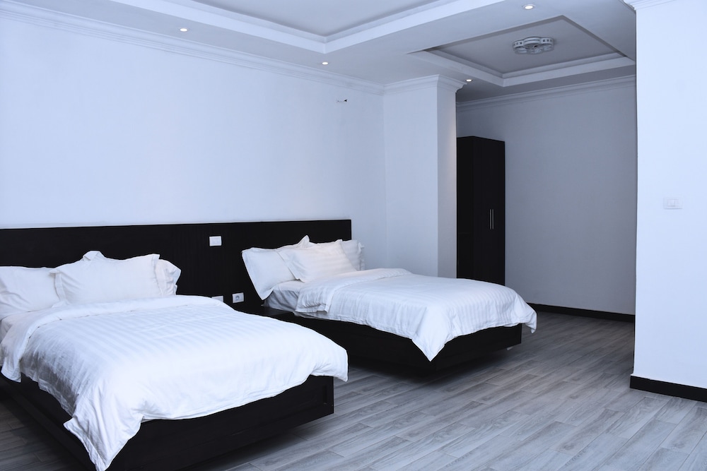 yellow apple hotel