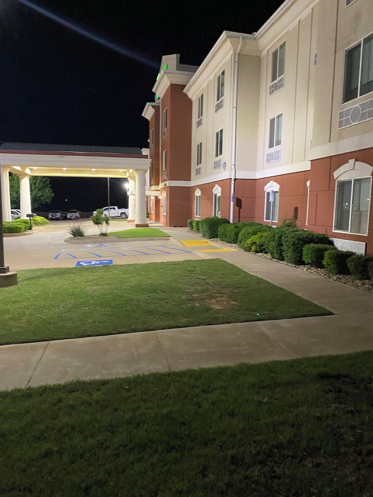 holiday inn express andsuites snyder by ihg