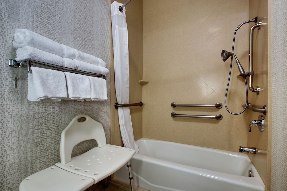 holiday inn express and suites vernon college area