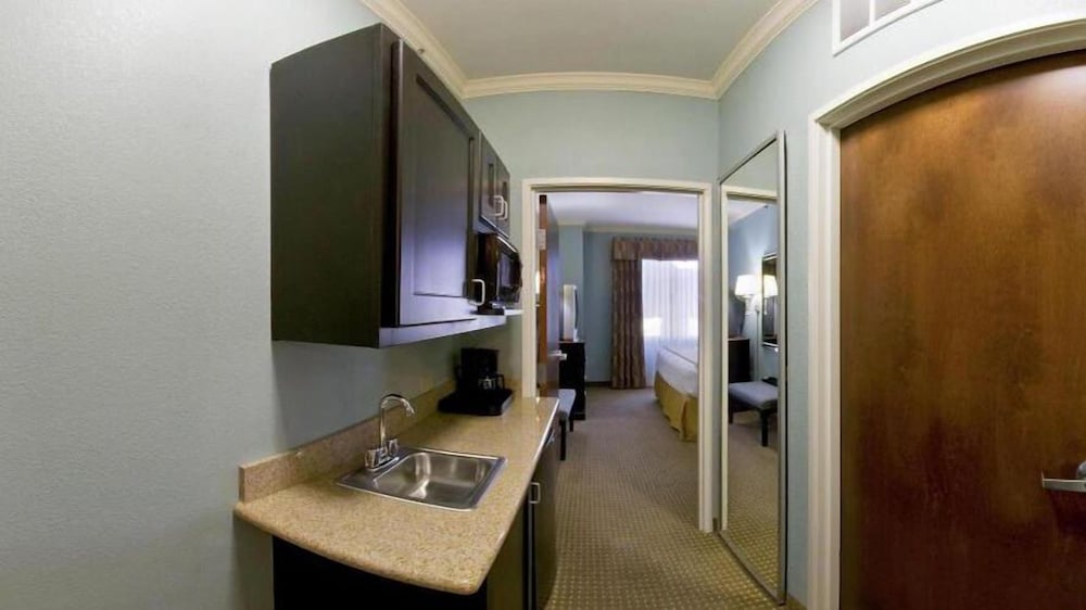 holiday inn express and suites vernon college area