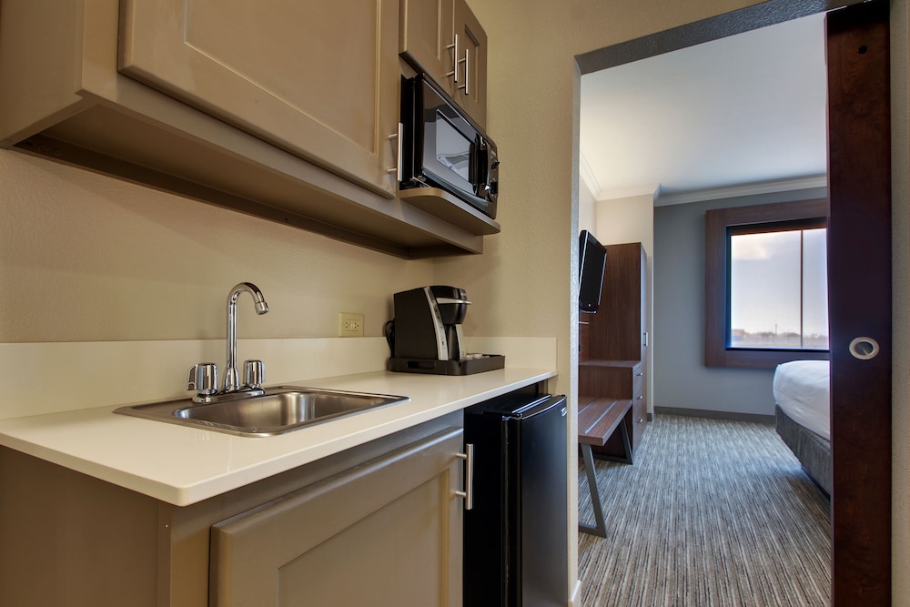 holiday inn express and suites vernon college area