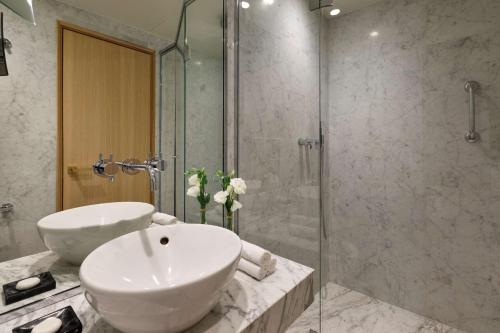le belgrand hotel paris champs elysees tapestry by hilton