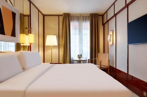 le belgrand hotel paris champs elysees tapestry by hilton
