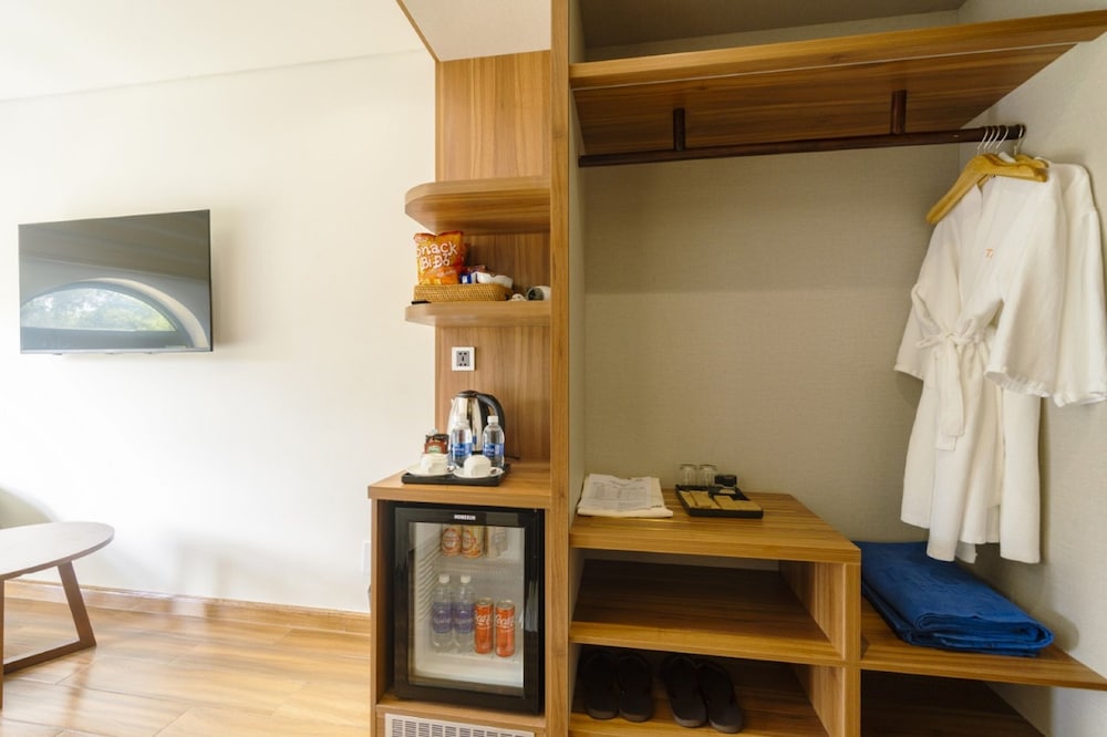 the tahiti beach hotel