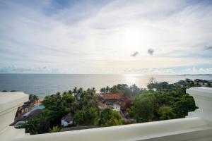 the tahiti beach hotel