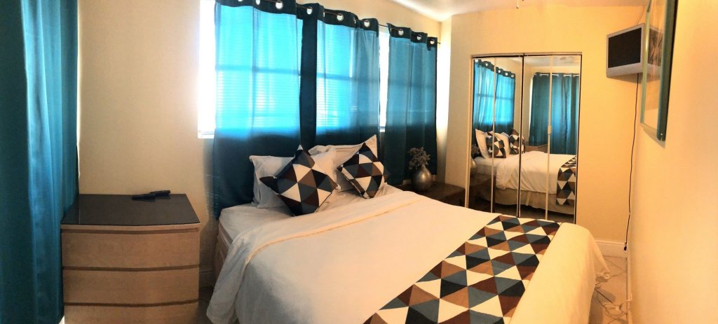 hollywood beach swan