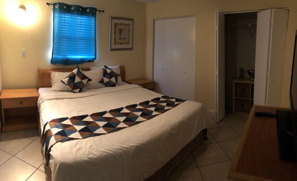 hollywood beach swan