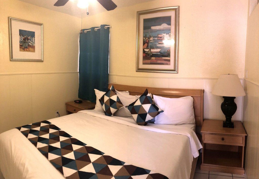 hollywood beach swan