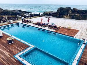 thaproban pavilion waves unawatuna