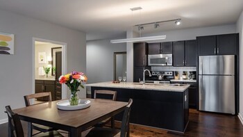 Cozysuites Gorgeous 1Br 1Ba Apartment Downtown,,0 star