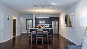 Cozysuites Gorgeous 1Br 1Ba Apartment Downtown,,0 star