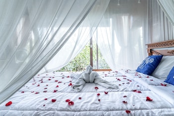 sari bamboo bungalows