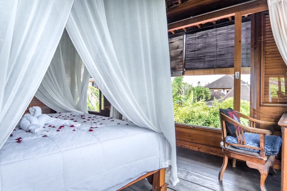 sari bamboo bungalows