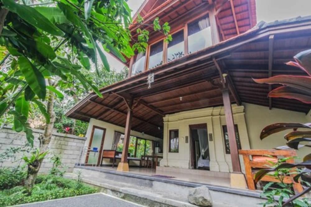 sari bamboo bungalows