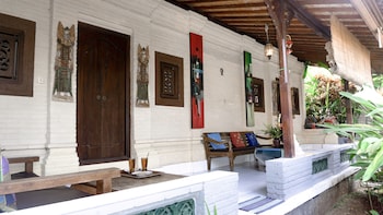 sari bamboo bungalows