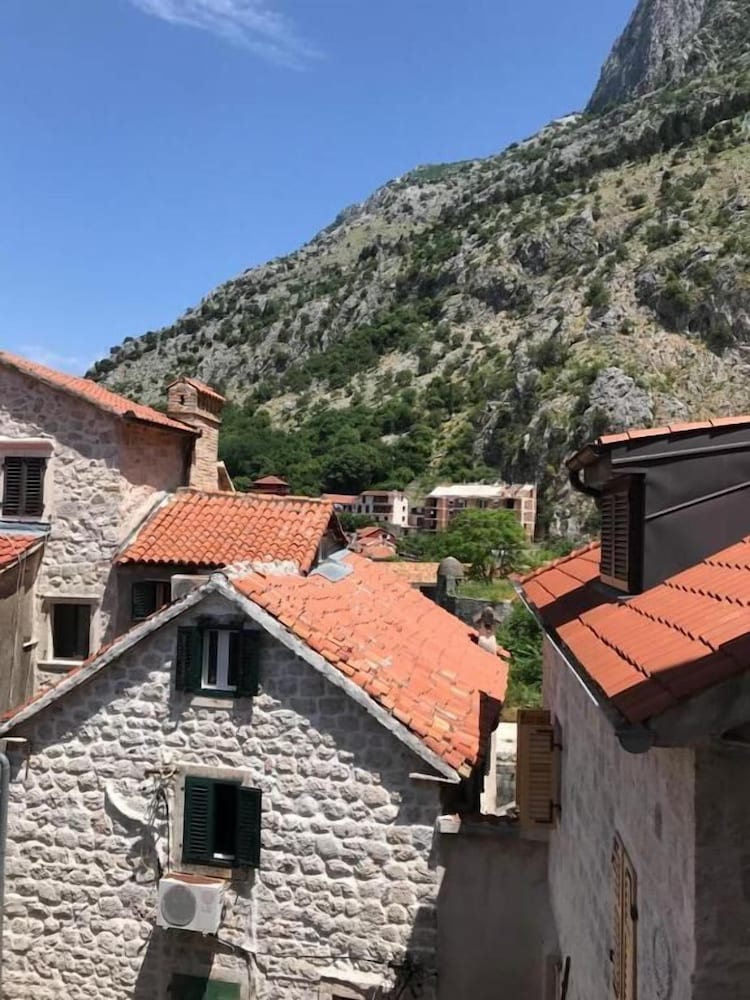 puerta hotel kotor