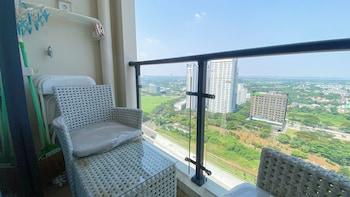 comfort and strategic studio apartment at sky house bsd