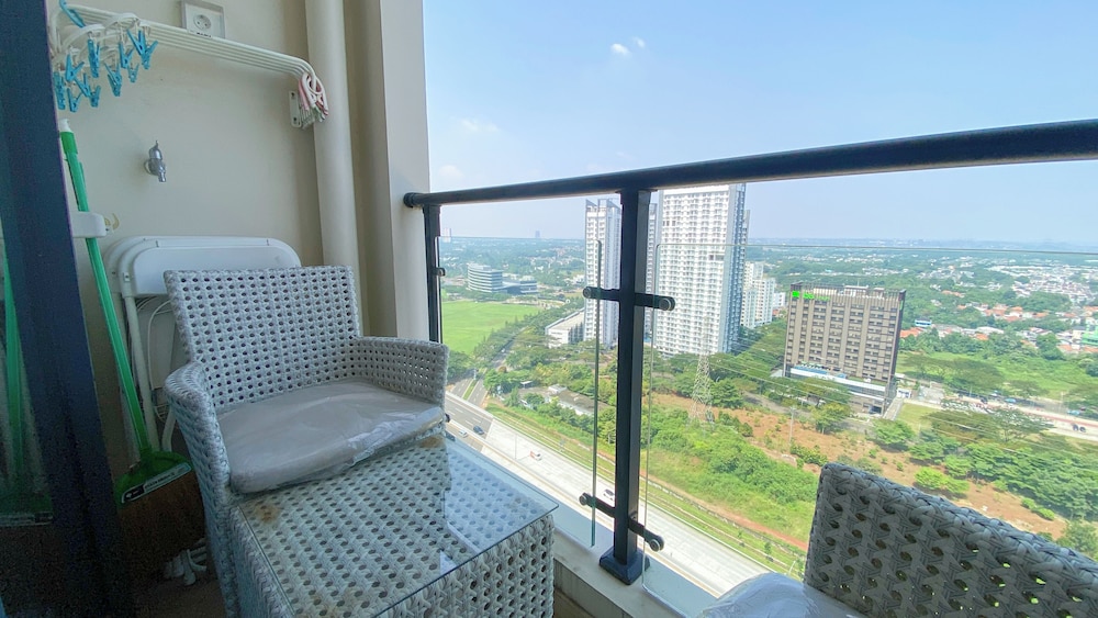 comfort and strategic studio apartment at sky house bsd