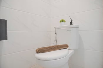 comfort and strategic studio apartment at sky house bsd