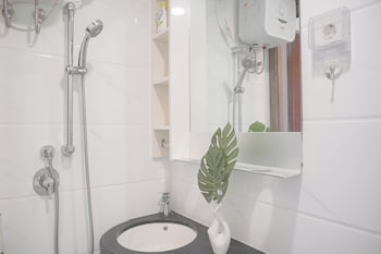 comfort and strategic studio apartment at sky house bsd