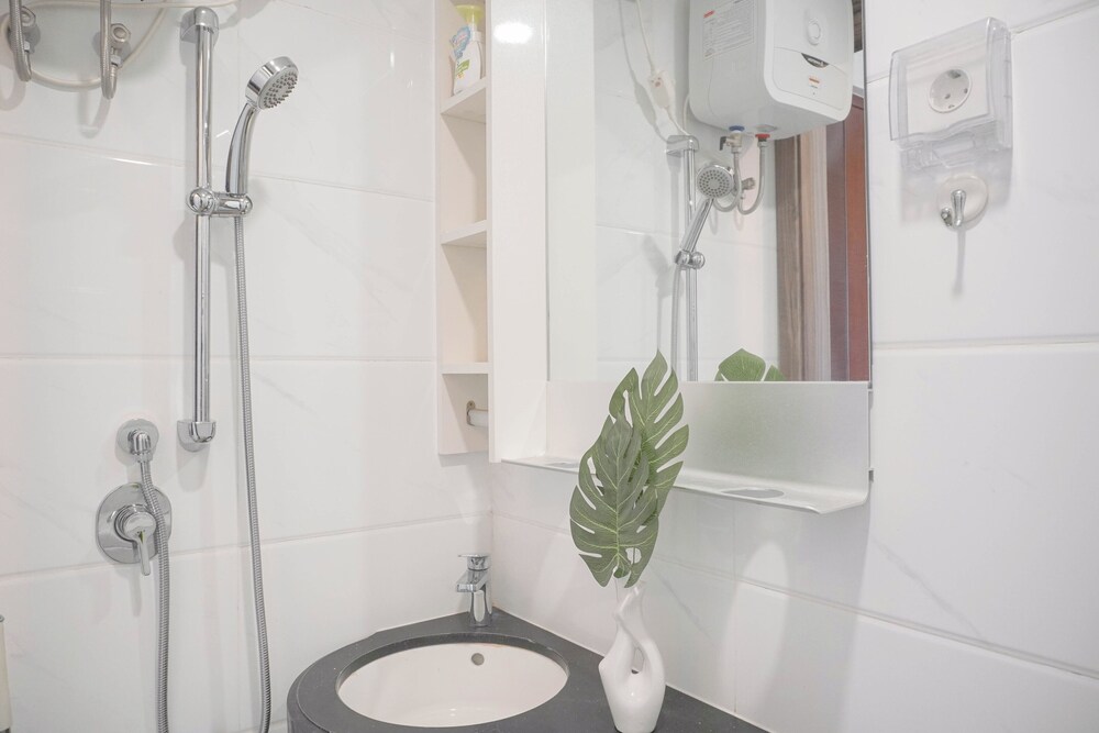 comfort and strategic studio apartment at sky house bsd