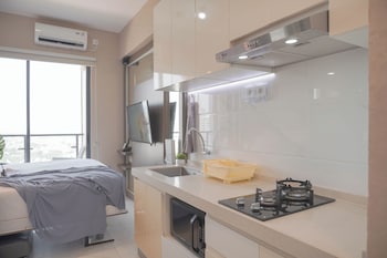 comfort and strategic studio apartment at sky house bsd