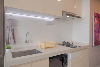 comfort and strategic studio apartment at sky house bsd