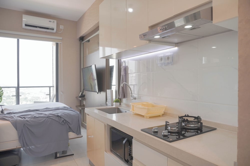 comfort and strategic studio apartment at sky house bsd