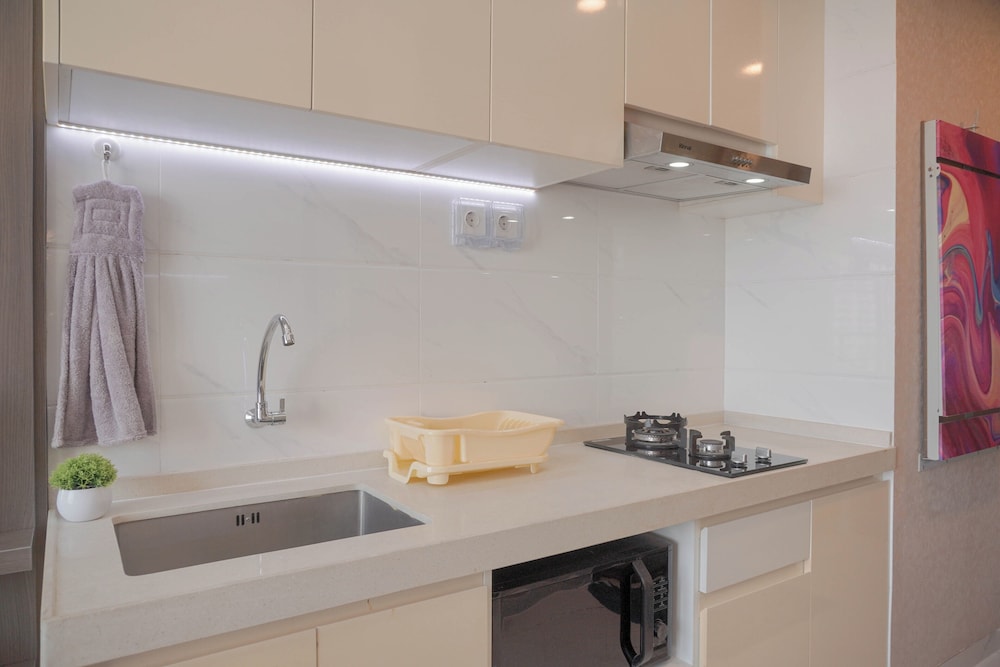 comfort and strategic studio apartment at sky house bsd