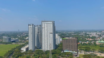 comfort and strategic studio apartment at sky house bsd