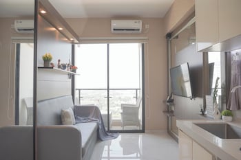 comfort and strategic studio apartment at sky house bsd