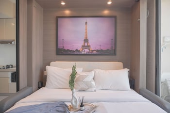 comfort and strategic studio apartment at sky house bsd