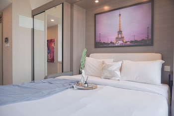 comfort and strategic studio apartment at sky house bsd