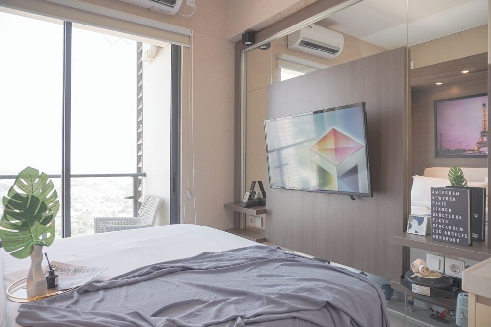 comfort and strategic studio apartment at sky house bsd