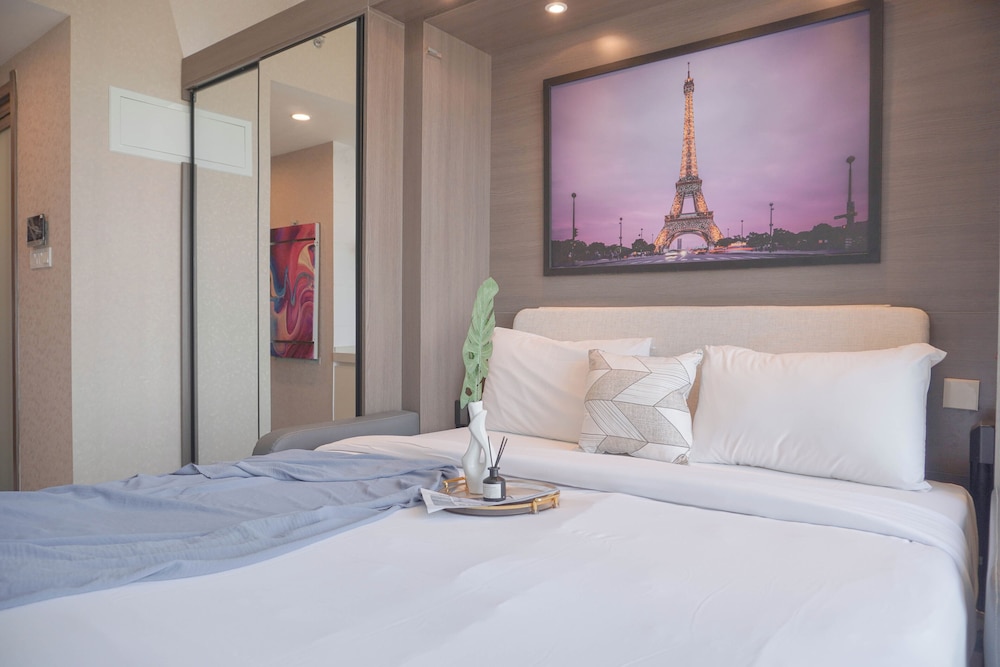 comfort and strategic studio apartment at sky house bsd